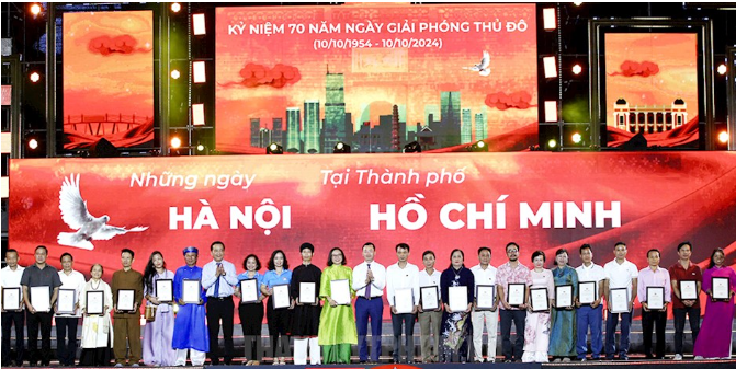 ban-to-chuc-trao-chung-nhan-tri-an-cac-nghe-nhan-tham-gia-chuong-trinh-1724646772.png