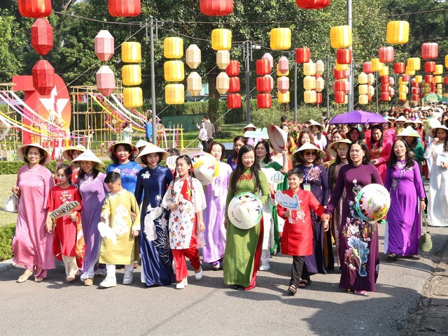 man-dieu-hanh-ao-dai-cua-hon-1000-dai-bieu-tu-trung-tam-hoang-thanh-thang-long-huong-ve-quang-truong-ba-dinh-qua-cac-tuyen-pho-1728126118.jpg