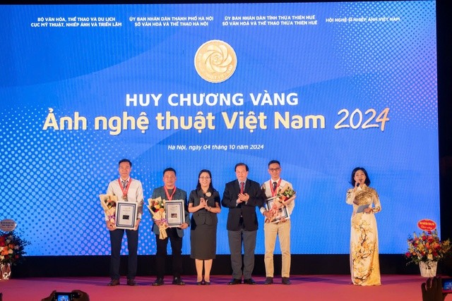 trao-huy-chuong-vang-1728127623.jpg