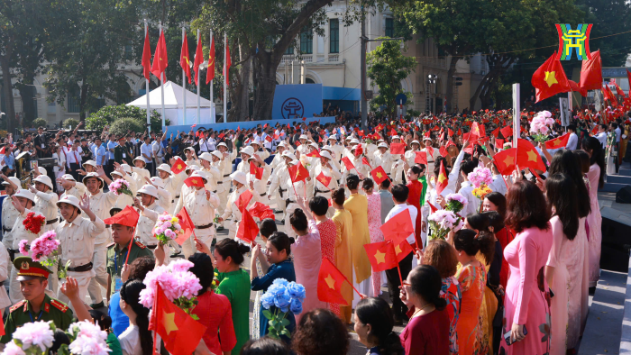 tai-hien-hinh-anh-ha-noi-don-chao-doan-quan-chien-thang-tro-ve-1728186739.png