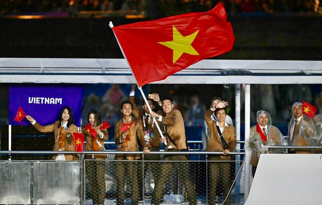 1-vdv-le-duc-phat-cau-long-cam-co-dai-dien-cho-doan-the-thao-viet-nam-tai-le-khai-mac-olympic-paris-nam-2024-1729140012.jpg