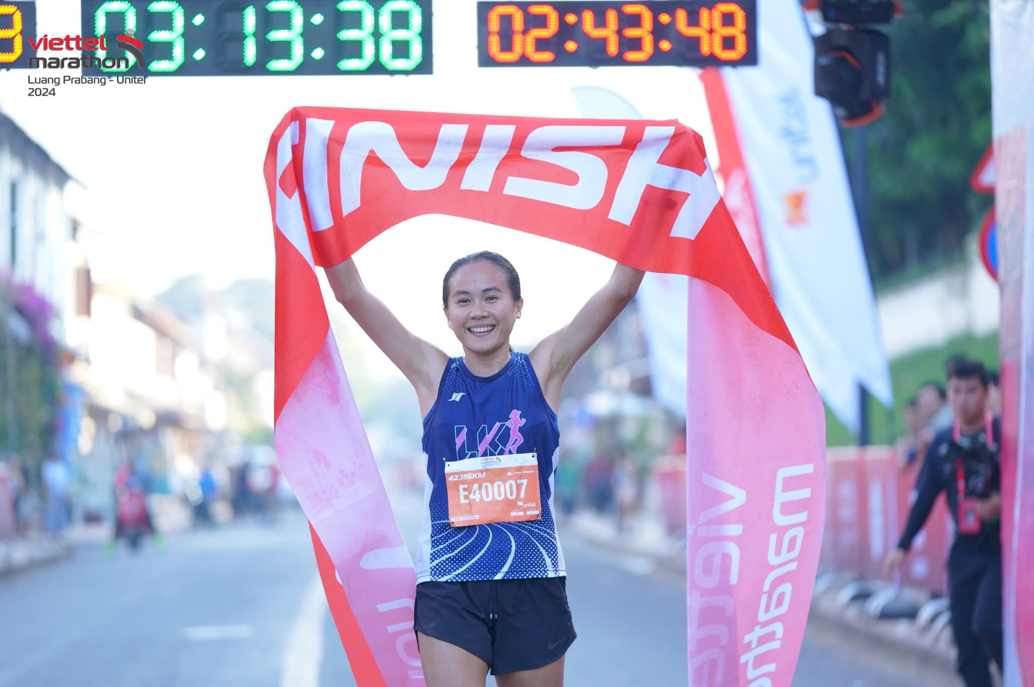 vdv-nguoi-lao-lodkeo-inthakounmman-ve-nhat-noi-dung-elite-full-marathon-cua-nu-giai-viettel-marathon-luang-prabang-unitel-1730645208.jpg