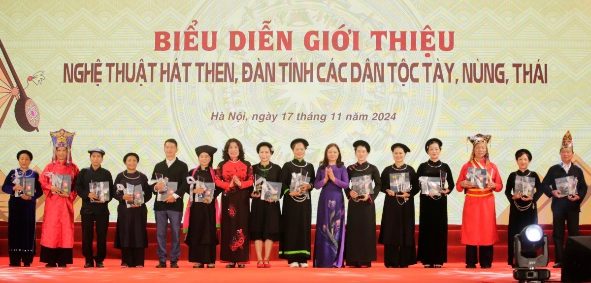 tang-cup-luu-niem-cho-cac-doan-tham-gia-lien-hoan-1731999325.jpg