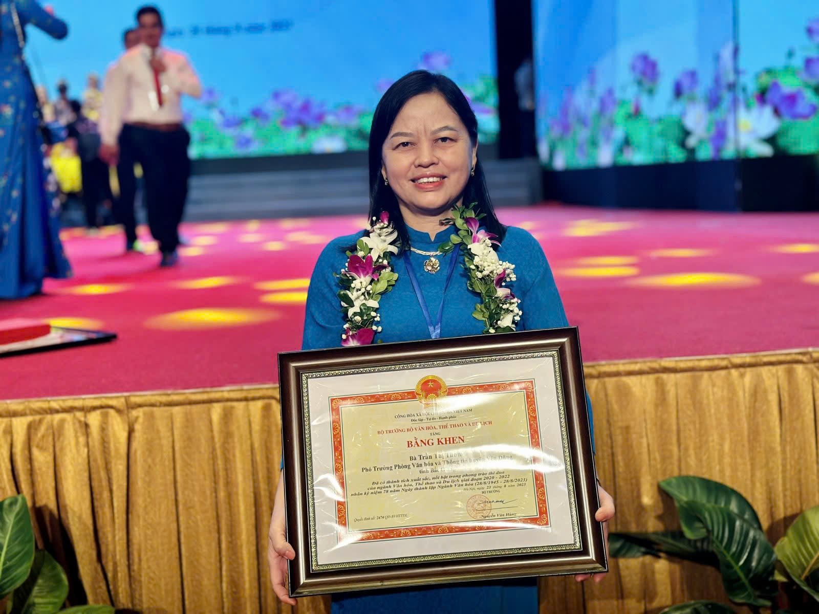 bo-truong-bo-vhttdl-tang-bang-khen-cho-ba-tran-thi-thom-pho-truong-phong-van-hoa-thong-tin-huyen-yen-dung-bac-giang-1732258025.jpg