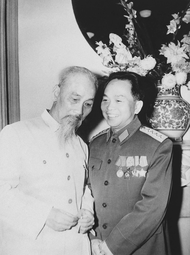 hinh-anh-chu-tich-ho-chi-minh-va-dai-tuong-vo-nguyen-giap-duoc-gioi-thieu-tai-trien-lam-1733912668.jpg