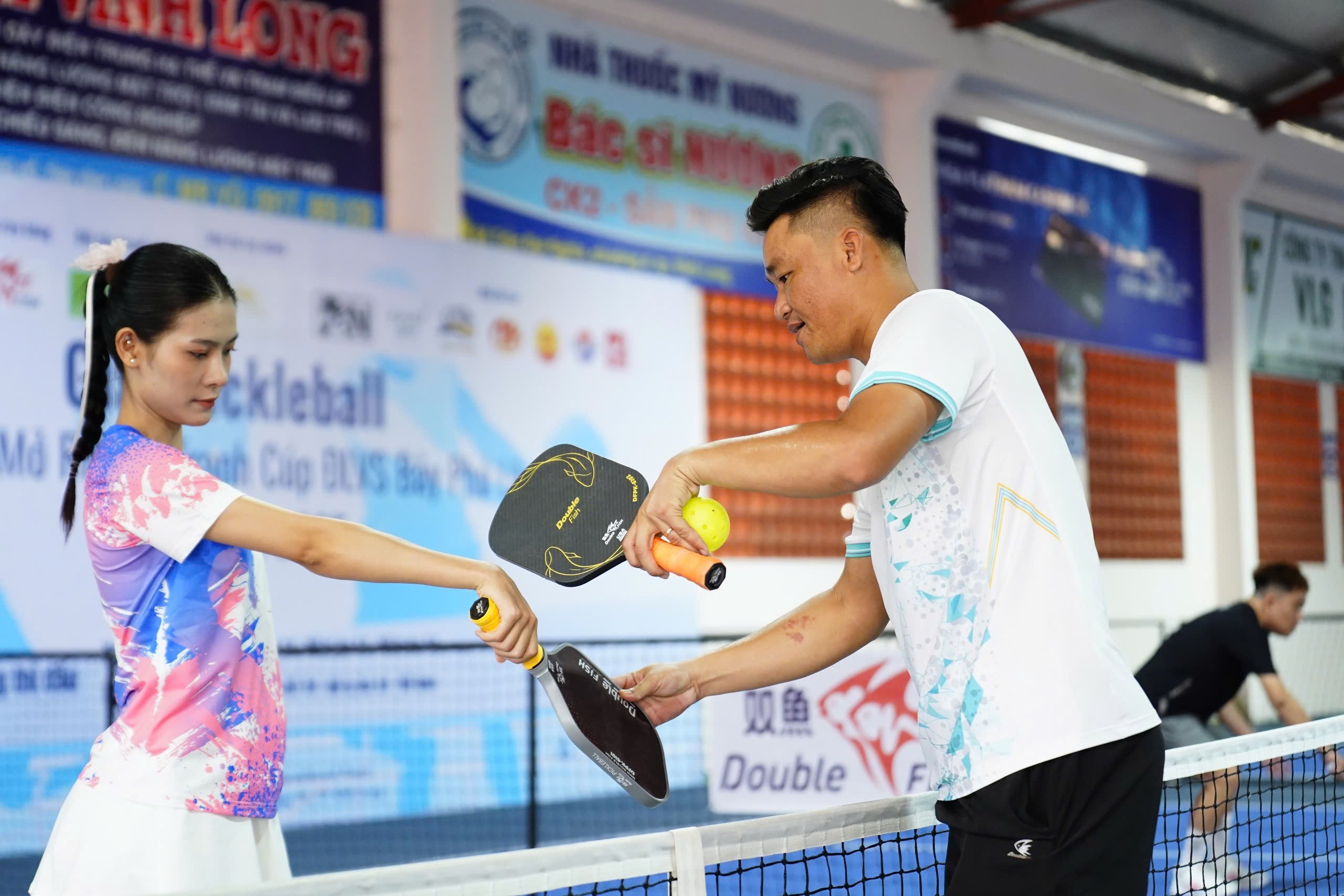 cac-vdv-su-dung-vot-trang-phuc-cua-double-fish-1746237418.jpg