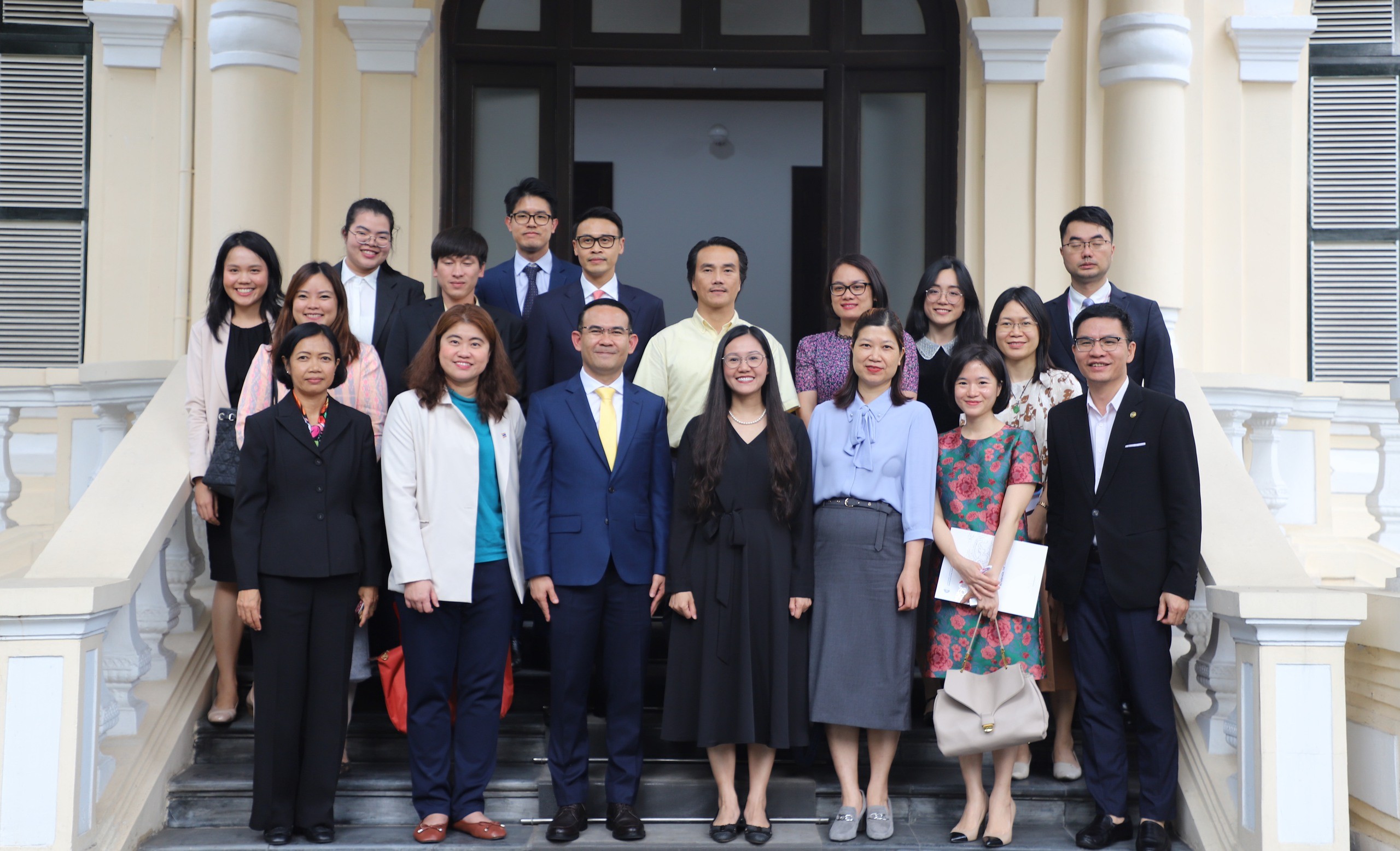 cac-dai-bieu-chup-anh-luu-niem-1747281651.jpg