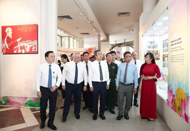 cac-dai-bieu-tham-quan-trien-lam-1747648425.jpg