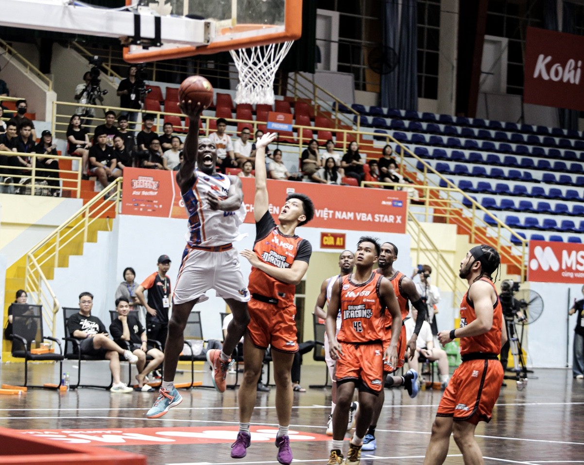 tamyrik-fields-len-ro-truoc-ap-luc-phong-ngu-cua-cac-cau-thu-danang-dragons-1748033014.jpg