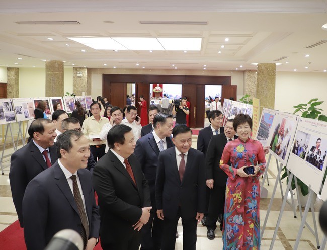 tham-quan-trien-lam-hoi-thao-1748599031.jpg