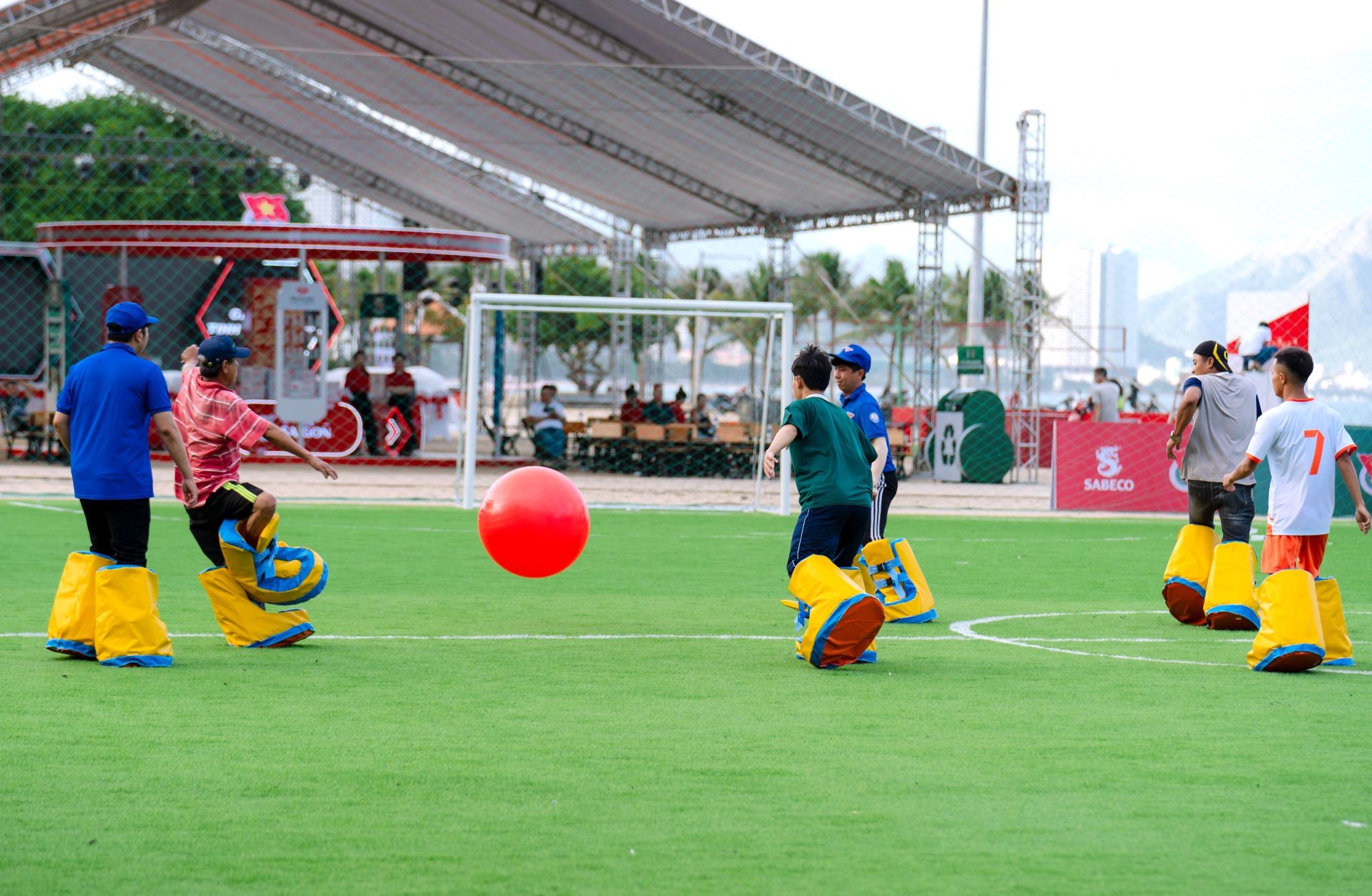 nguoi-dan-tham-gia-tro-choi-cong-tai-khanh-hoa-trong-khuon-kho-su-kien-sabeco-sports-hub-2024-gan-ket-tinh-than-viet-1748933680.jpg