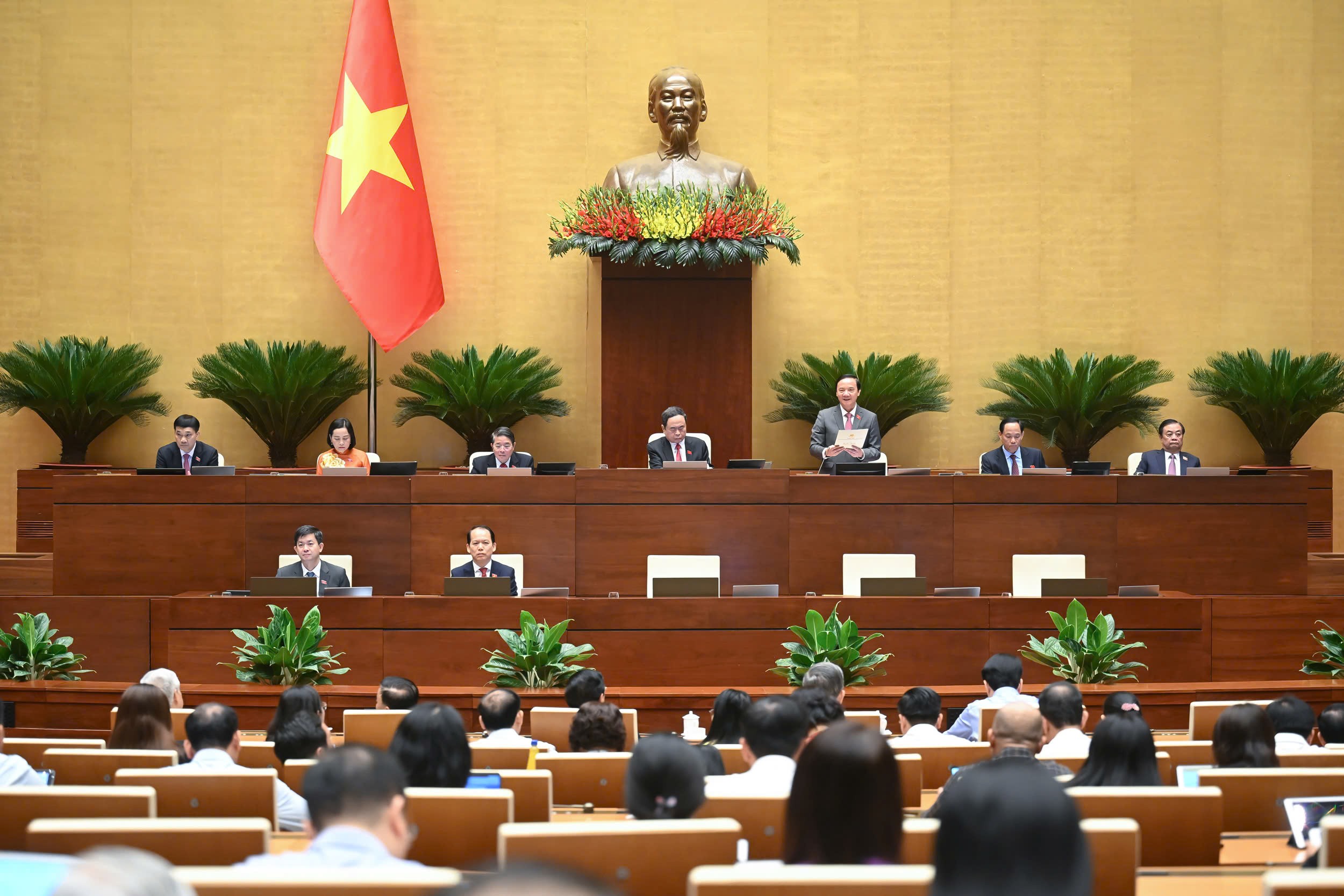 toan-canh-phien-hop-thong-qua-1750062223.jpg