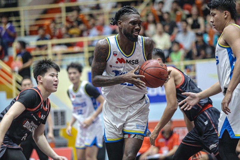 trung-phong-darius-kevonte-austin-ho-chi-minh-city-wings-xoay-xo-giua-vong-vay-cac-cau-thu-danang-dragons-1750033246.jpg