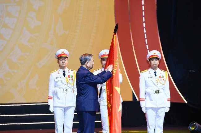 tong-bi-thu-trao-huan-chuong-1750492507.jpg