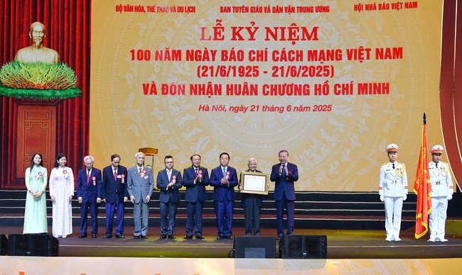 trao-huan-chuong-1750493133.jpg