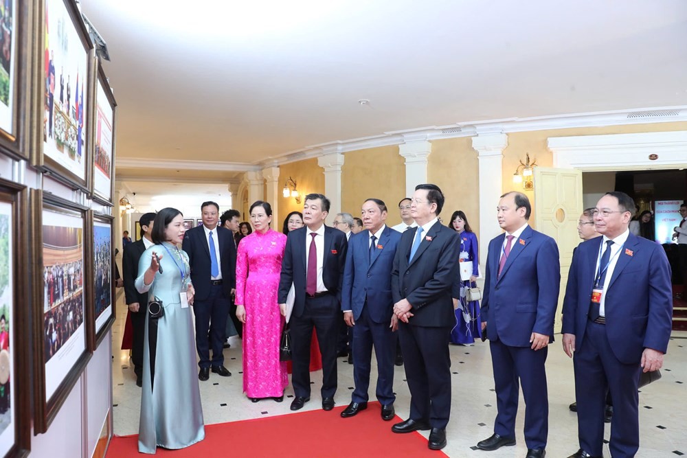 lanh-dao-tham-quan-trien-lam-1750924407.jpg