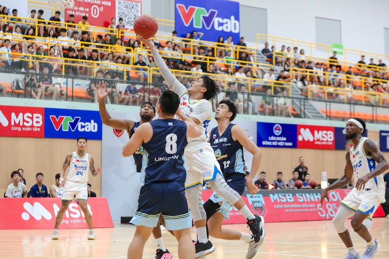 james-martinez-len-ro-giua-vong-vay-cac-cau-thu-v-islanders-1751094833.JPG