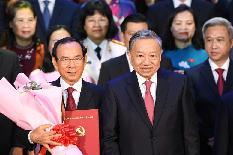 tong-bi-thu-to-lam-cung-dong-chi-nguyen-van-nen-uy-vien-bo-chinh-tri-bi-thu-thanh-uy-tphcm-va-cac-dong-chi-trong-ban-lanh-dao-tphcm-1751260871.jpg