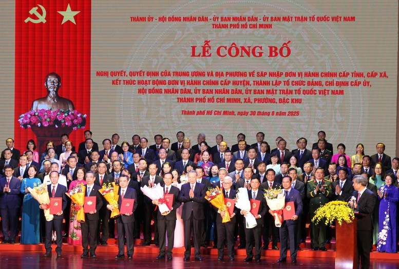 tong-bi-thu-to-lam-tang-hoa-chuc-mung-cac-dong-chi-lanh-dao-tphcm-1751260679.jpg