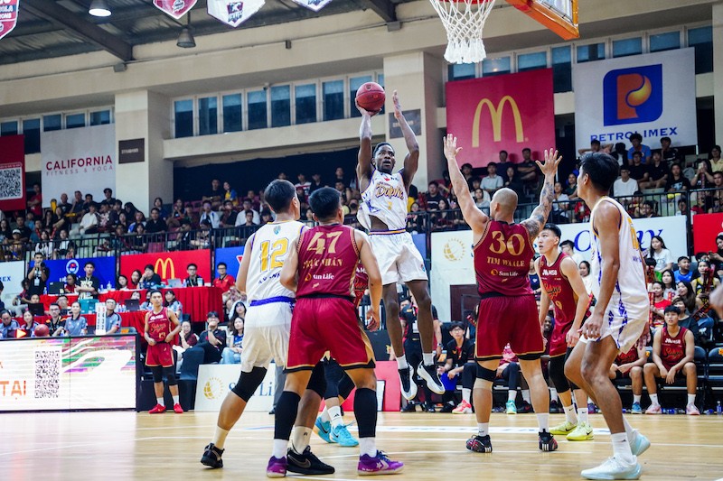 mykal-jenkins-sam-vai-chu-luc-cua-nha-trang-dolphins-ngay-ngay-dau-tien-tro-lai-vba-1751418266.jpg