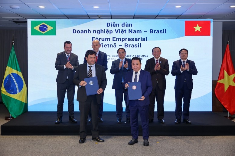 thu-tuong-chung-kien-ky-ket-giua-clb-tphcm-voi-clb-bremio-ve-dao-tao-anh-vgp-nhat-bac-1752026793.jpg