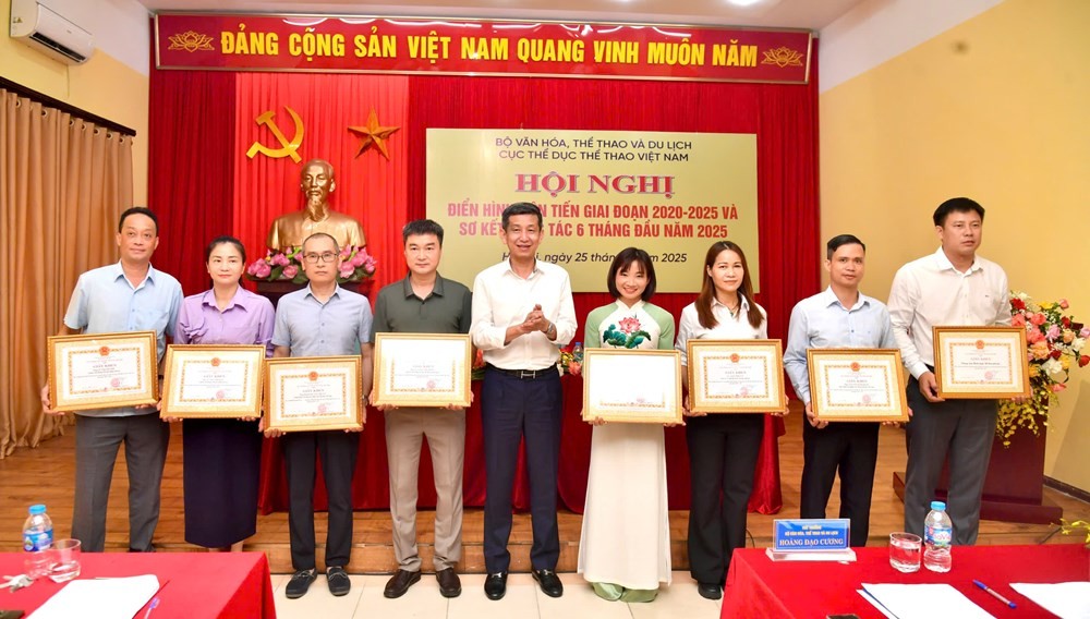 trao-tang-giay-khen-1752231231.jpg