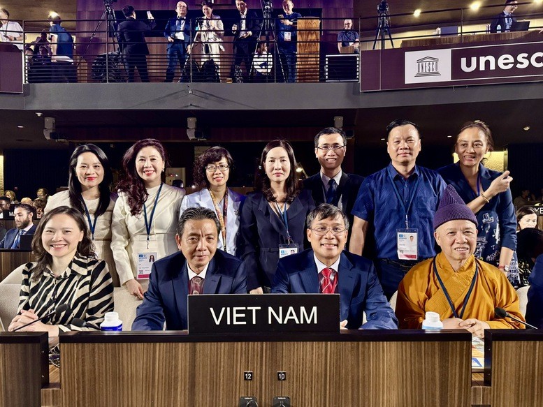 doan-viet-nam-tai-paris-1752390405.jpg