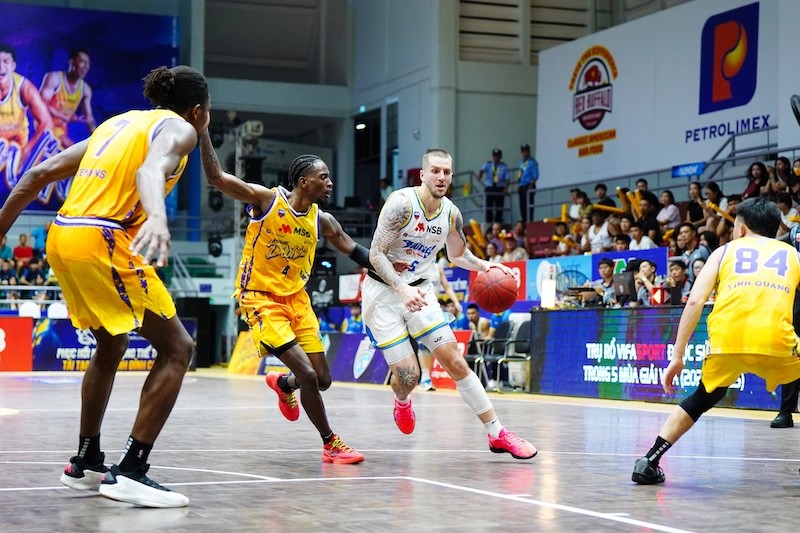 dakota-zinser-bi-kem-chat-boi-toc-do-cua-jaylyn-richardson-nha-trang-dolphins-1753402021.JPG