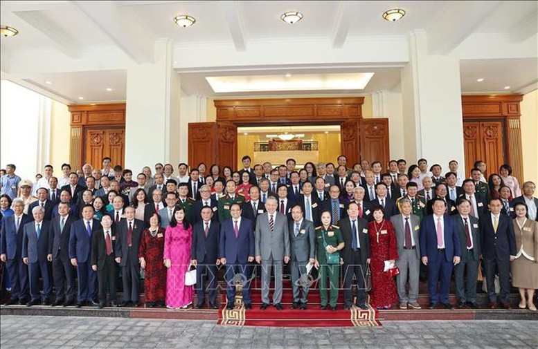 tong-bi-thu-chup-anh-luu-niem-1754473363.jpg