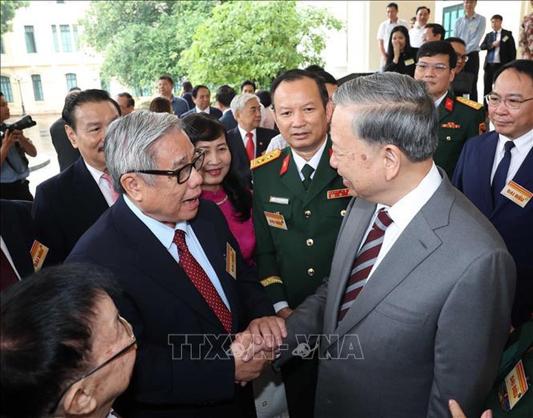 tong-bi-thu-tro-chuyen-1754473318.jpg