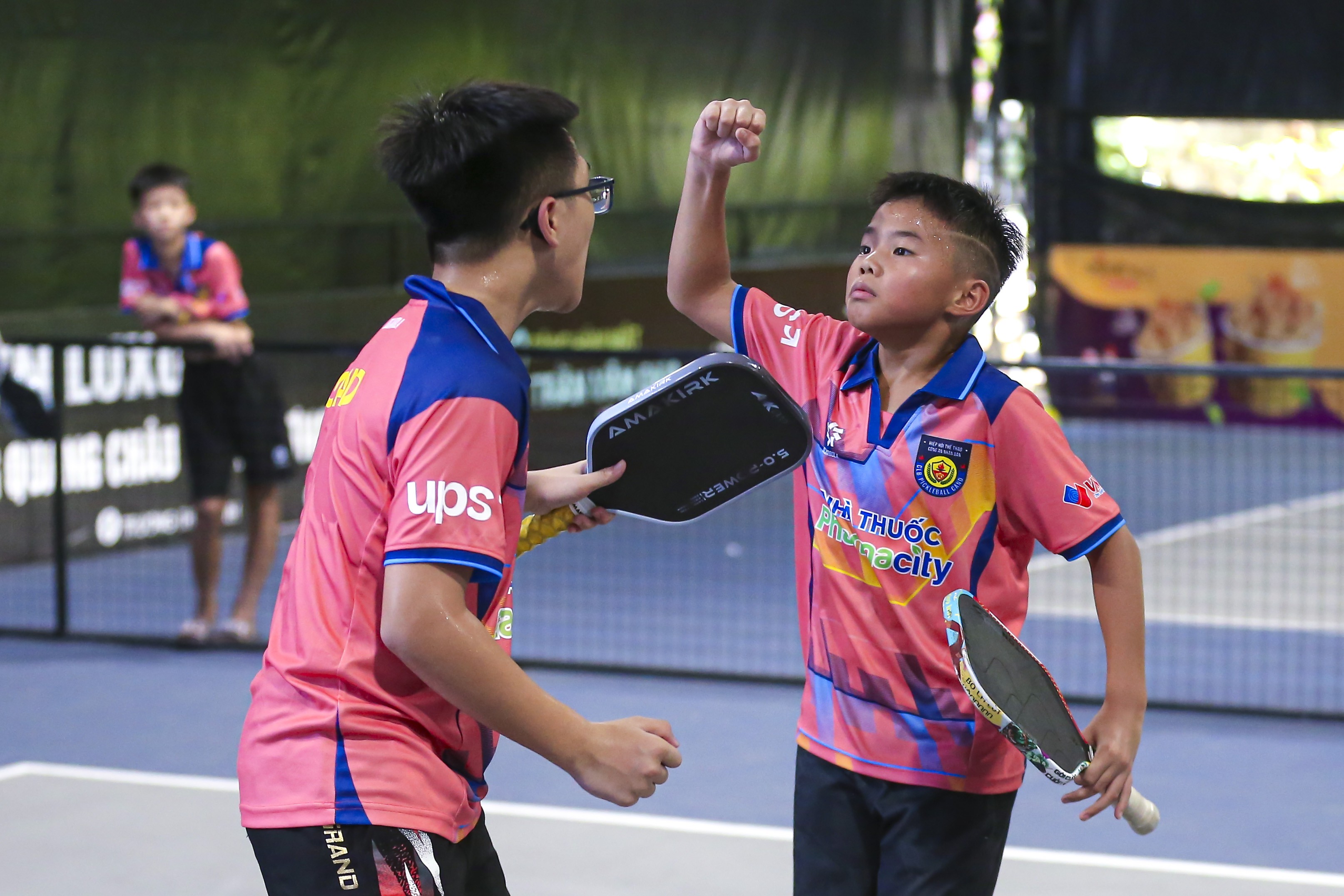nguyen-cong-vinh-trai-va-nguyen-vu-hai-khang-phai-hcv-doi-nam-u13-1754873187.JPG