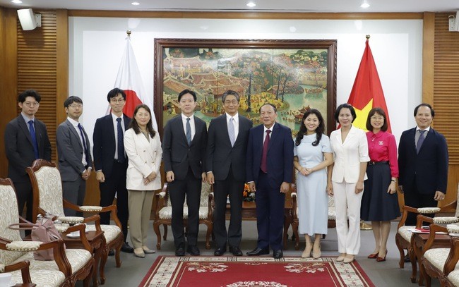 cac-dai-bieu-chup-anh-luu-niem-1755243659.jpg