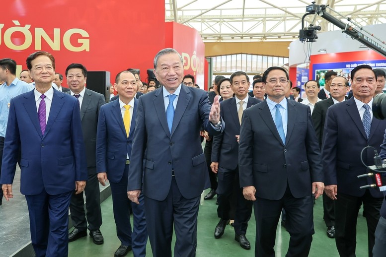 tong-bi-thu-va-cac-lanh-dao-1755592039.jpg