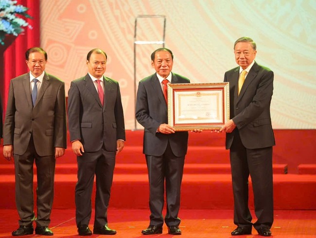 tong-bi-thu-trao-huan-chuong-1755921954.jpg
