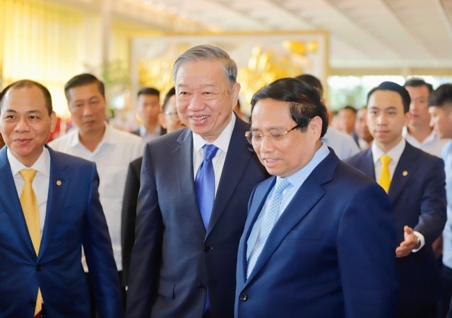 lanh-dao-du-le-khai-mac-trien-lam-sang-nay-1756365156.jpg