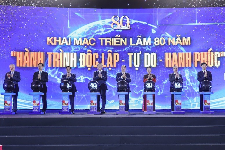 thuc-hien-nghi-thuc-khai-mac-trien-lam-1756365354.jpg