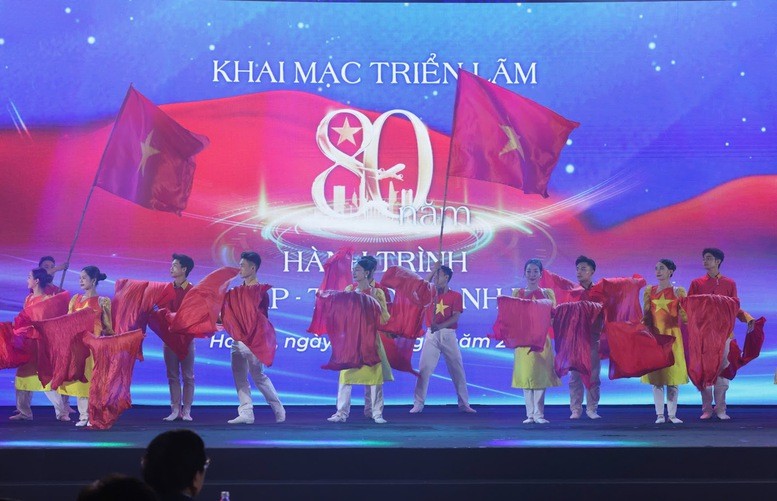 van-nghe-tai-le-khai-mac-1756365930.jpg