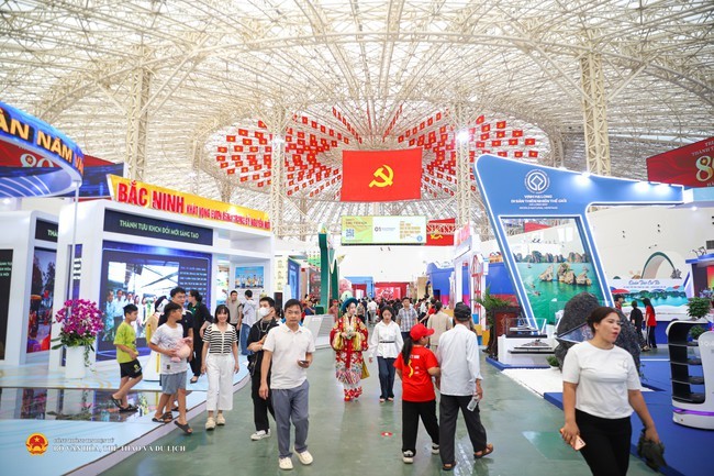 khach-tham-quan-trien-lam-1756691830.jpg