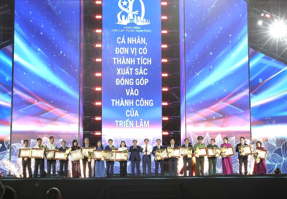 thu-tuong-trao-bang-khen-cho-cac-tap-the-ca-nhan-1757978075.jpg