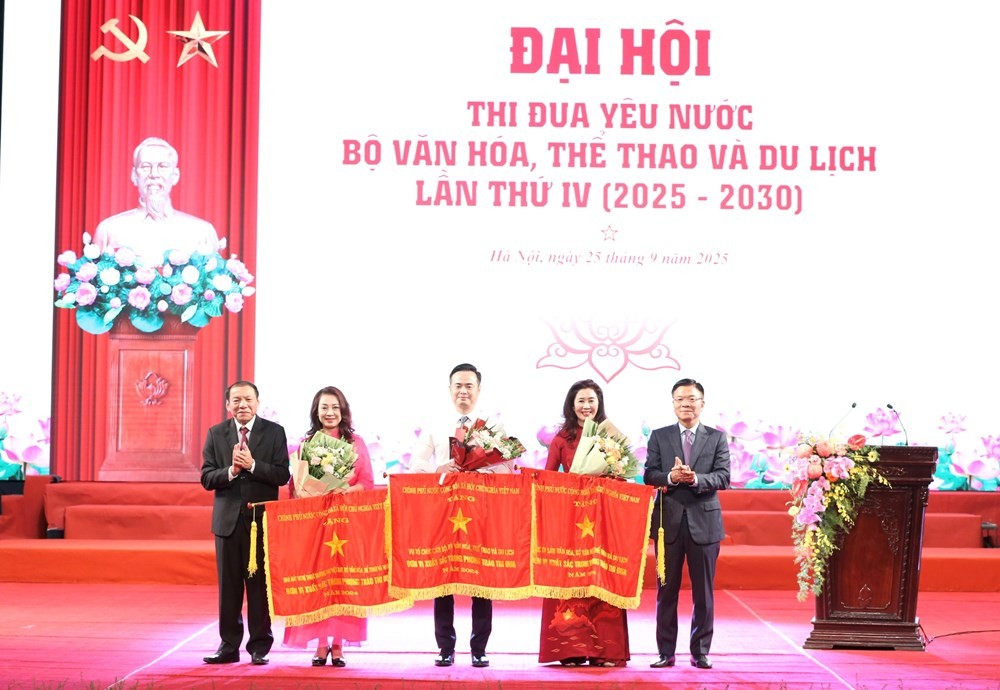 pho-thu-tuong-trao-co-thi-dua-1758772751.jpg