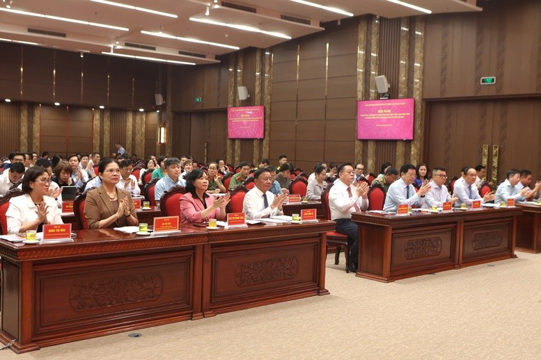cac-dai-bieu-du-hoi-nghi-1759988012.jpg