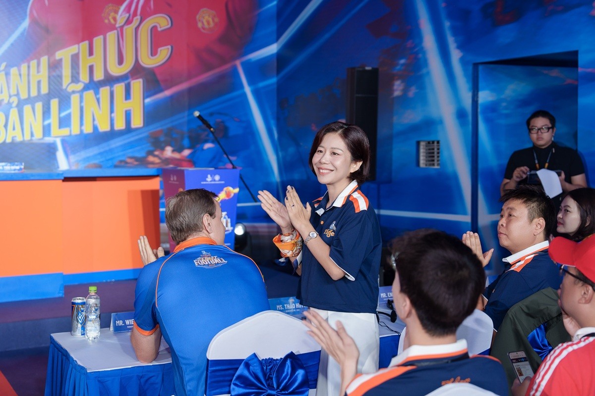 ba-huynh-phuong-thao-giam-doc-tiep-thi-cap-cao-nhan-hang-tiger-beer-1760286152.JPG