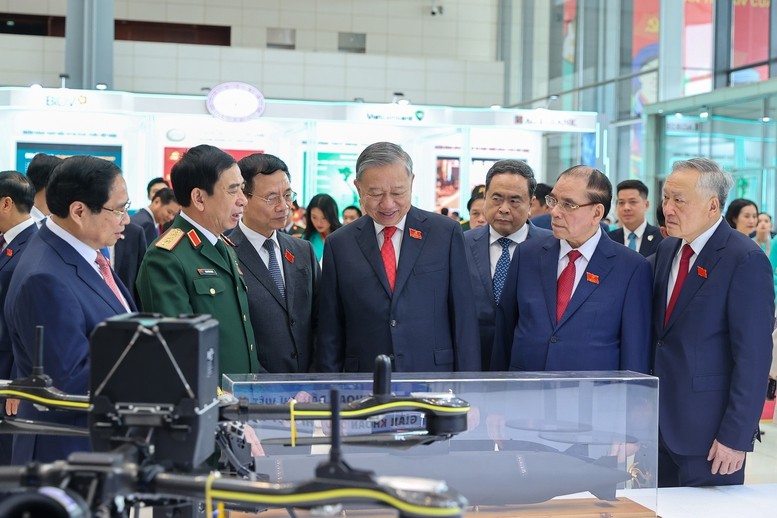 tham-quan-trien-lam-1760325467.jpg