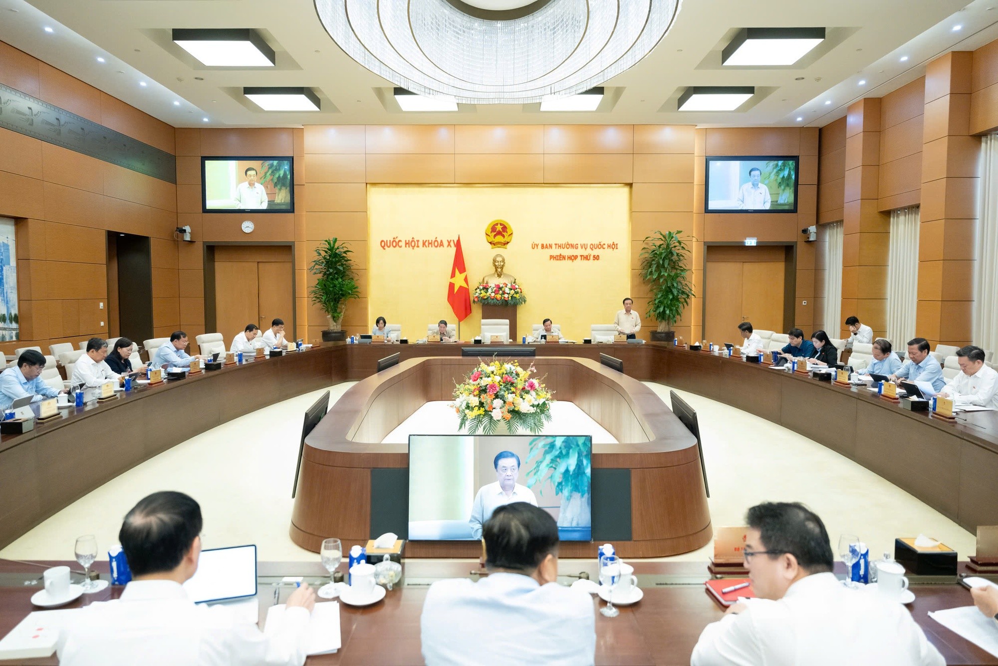 toan-canh-phien-hop-1760671839.jpg