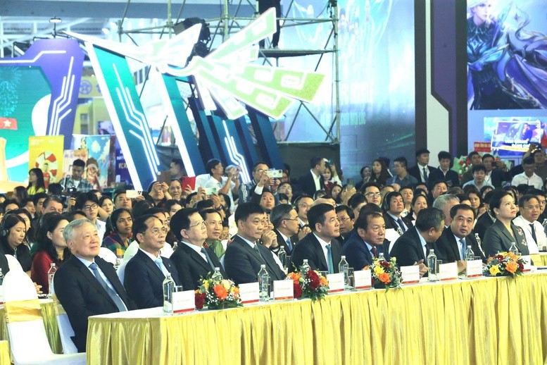 lanh-dao-dang-du-khai-mac-1761444179.jpg
