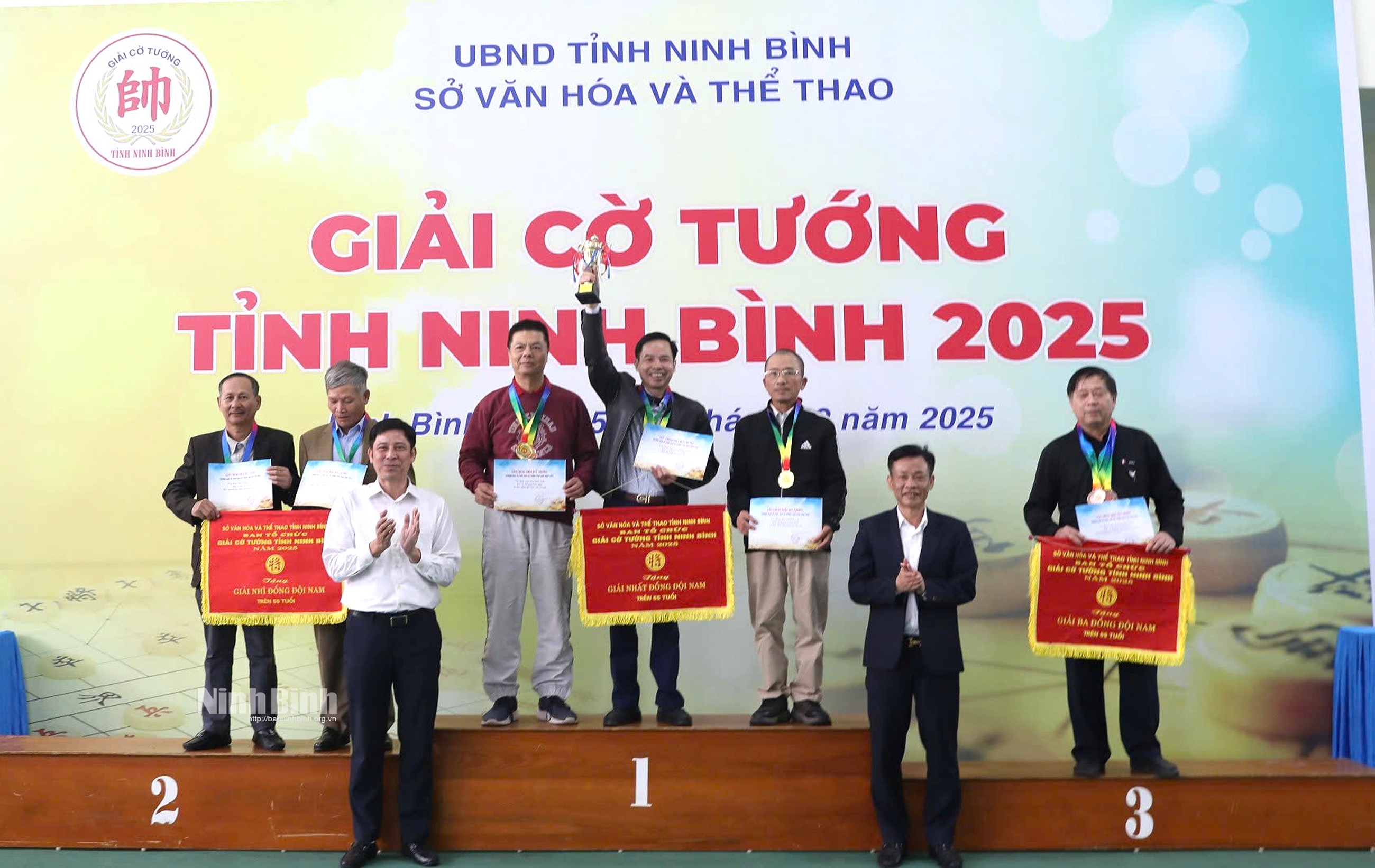 trao-giai-toan-doan-1765157692.jpg