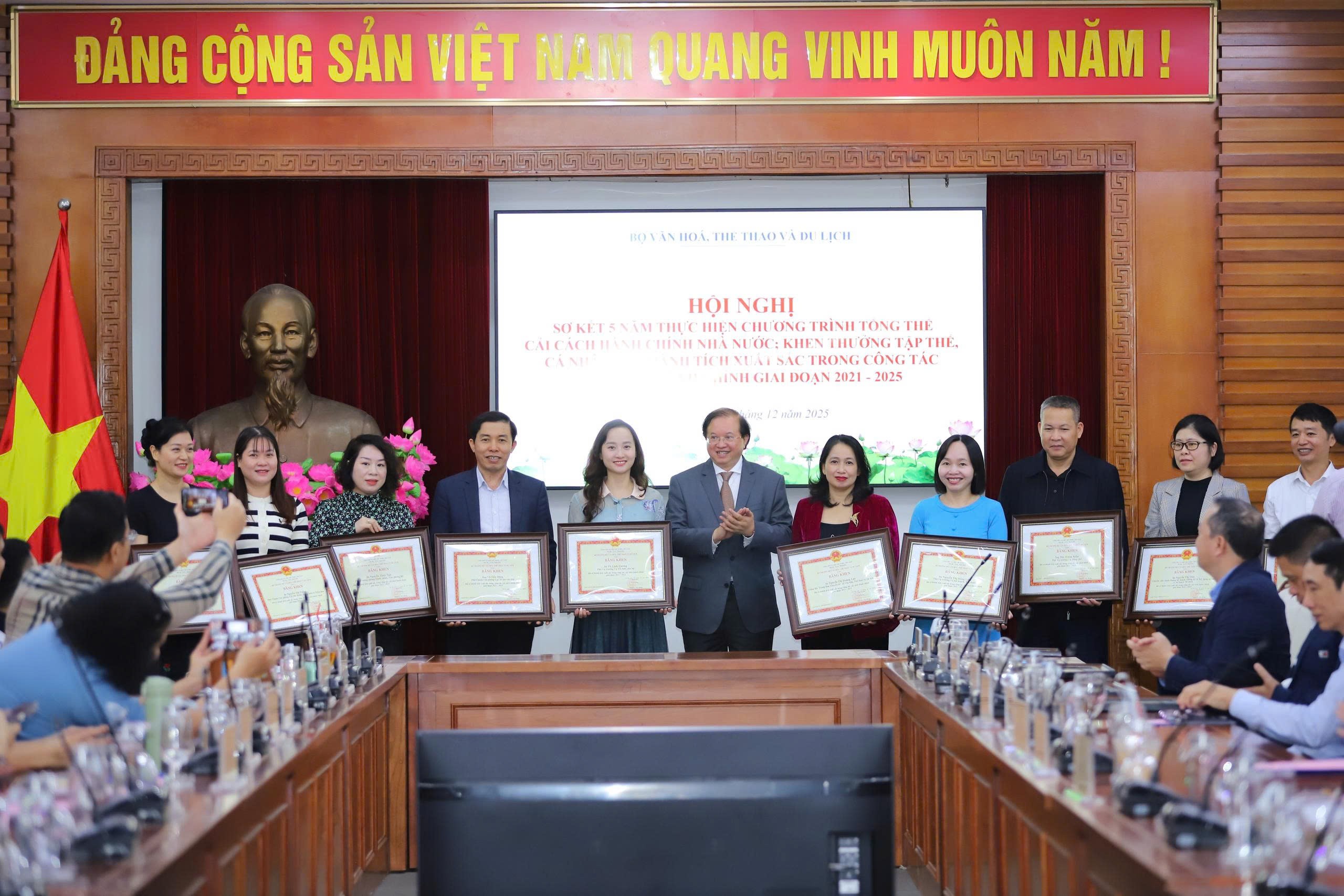 trao-bang-khen-1766637419.jpg