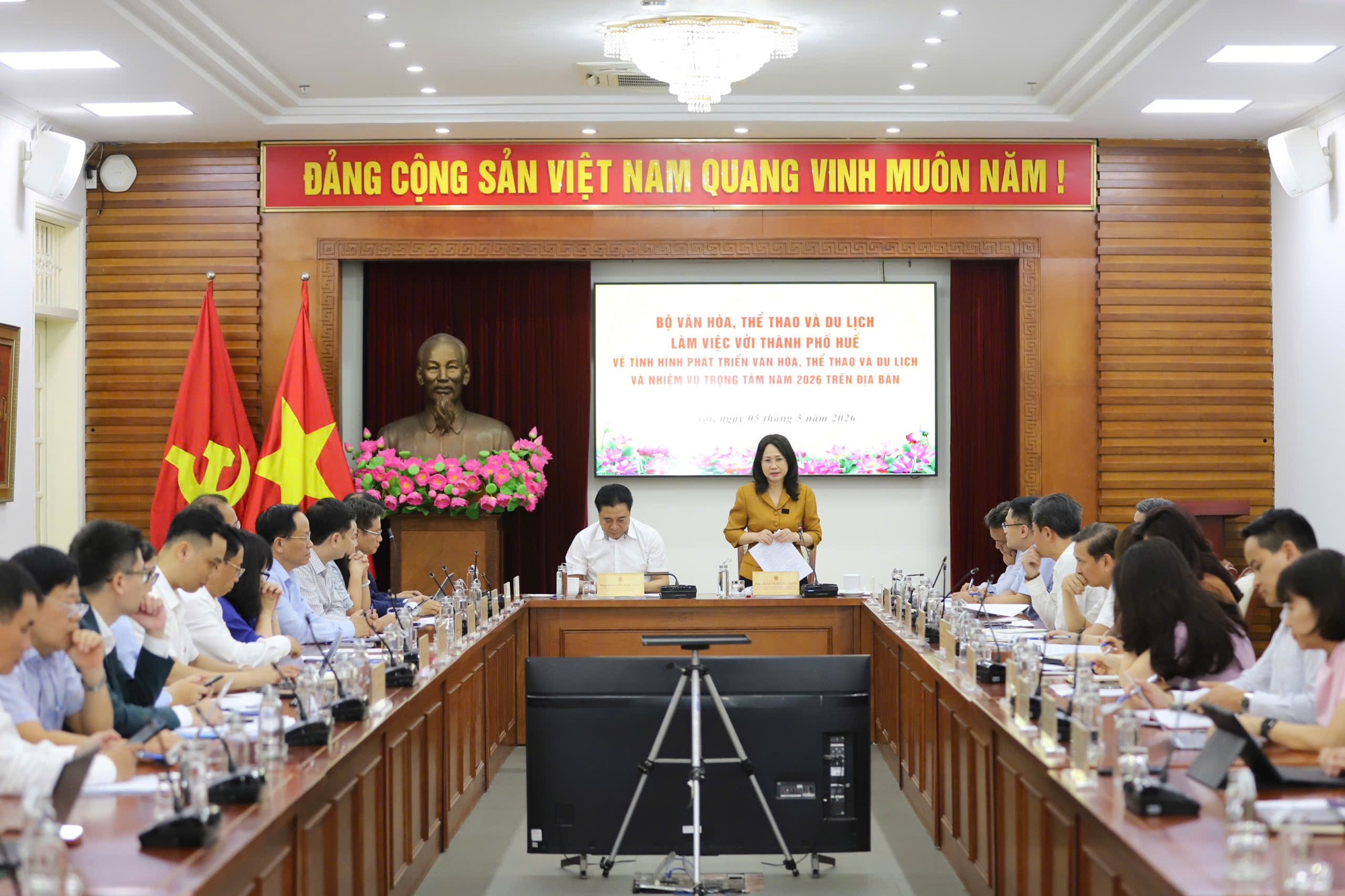bo-truong-lam-viec-voi-hue-1778053683.jpg