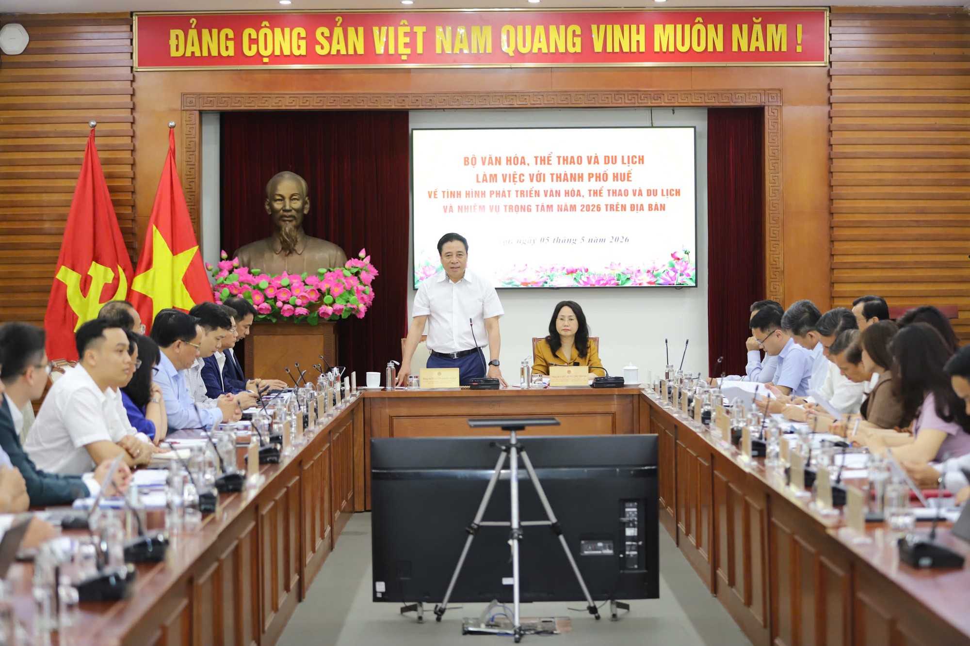 chu-tich-hue-phat-bieu-1778053724.jpg