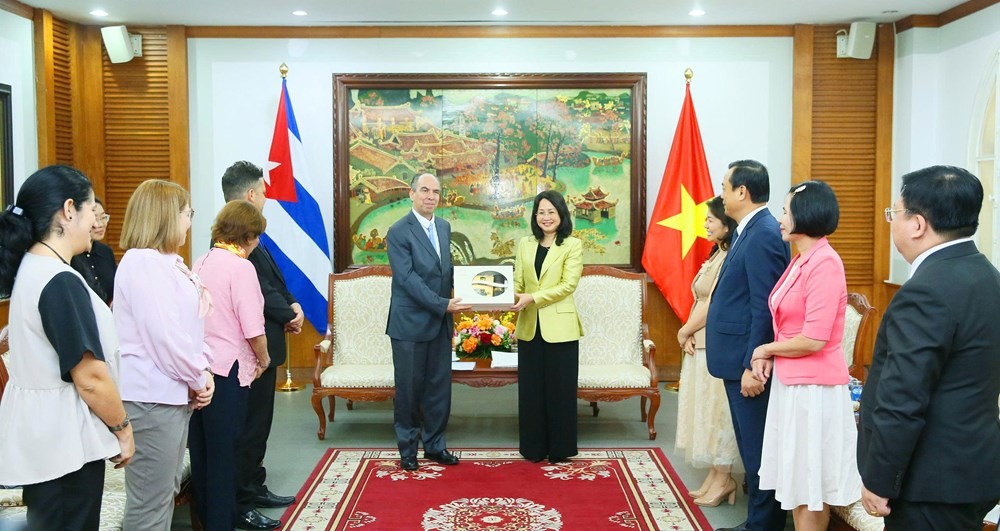 bo-truong-tang-qua-cu-ba-1778211780.jpg